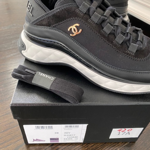 CHANEL LOW-TOP SNEAKERS - Picture 10 of 12